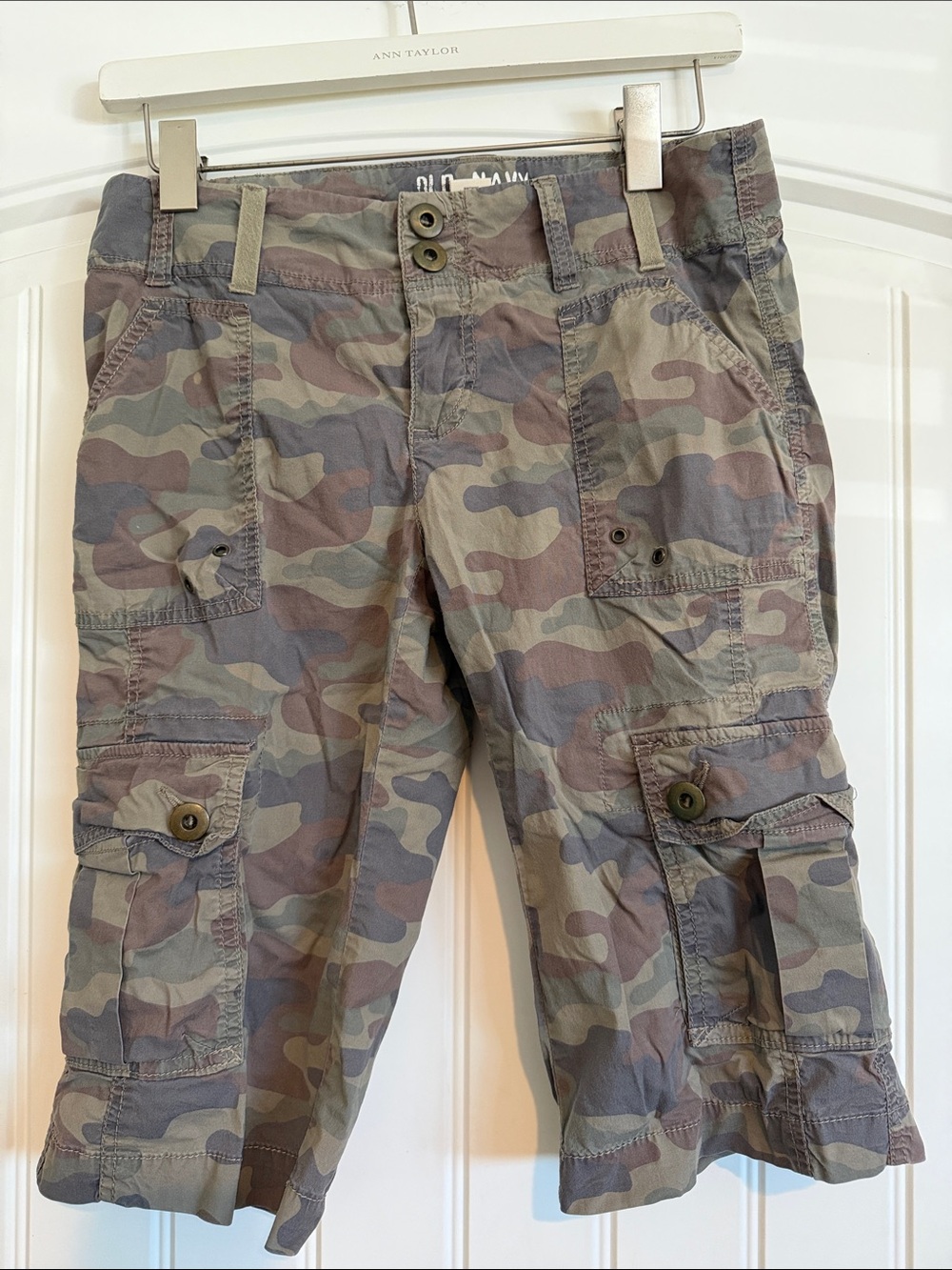Old Navy women’s Camo Cargo Shorts in Green and Brown size 2